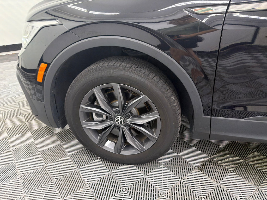 Used 2023 Volkswagen Tiguan SE w/ Panoramic Sunroof Package FWD image 12