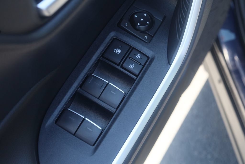 Used 2025 Toyota RAV4 XLE AWD/4WD image 18