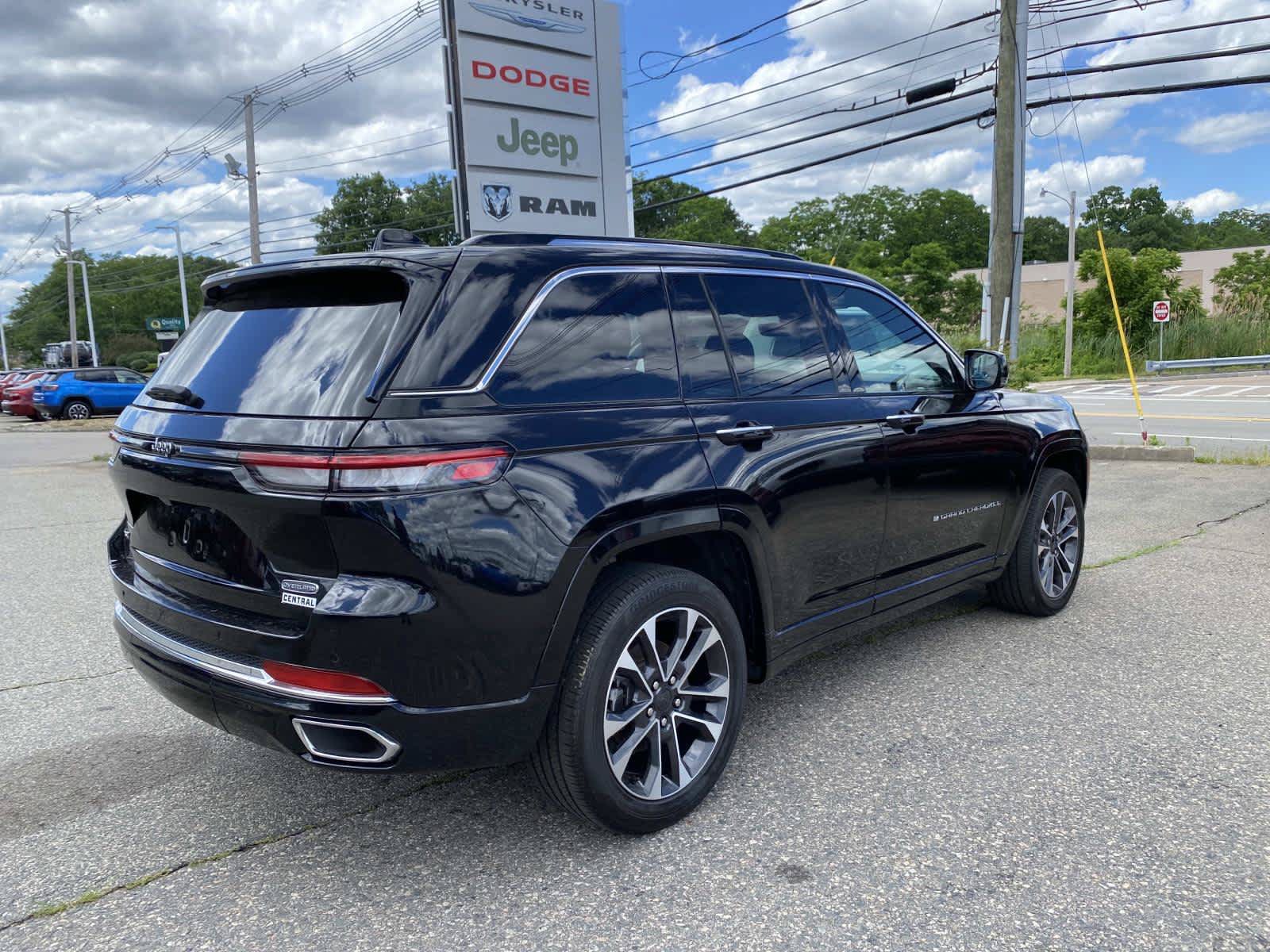Certified 2023 Jeep Grand Cherokee Overland AWD/4WD image 3