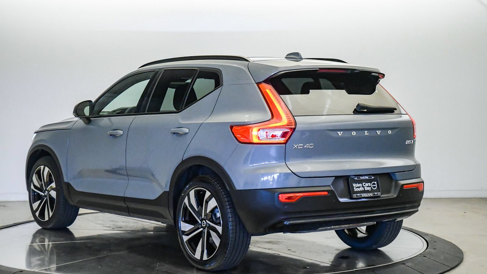 Certified 2023 Volvo XC40 B5 Plus w/ Protection Package Premier AWD/4WD image 2