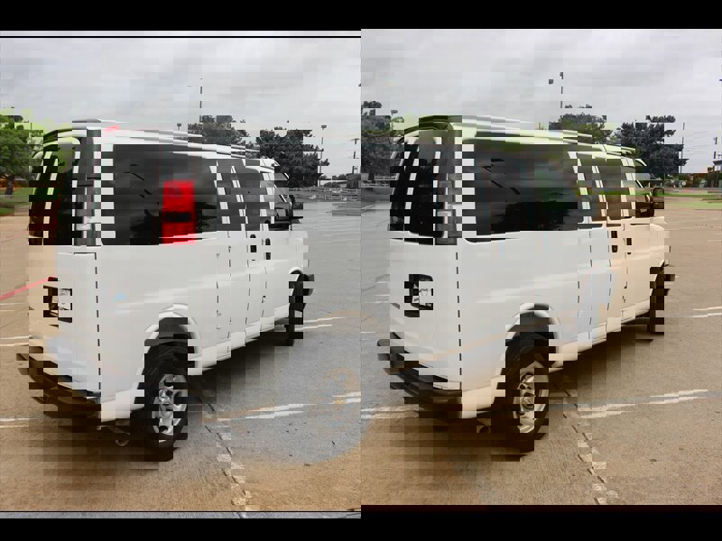 Used 2025 Chevrolet Express 3500 LS RWD image 4