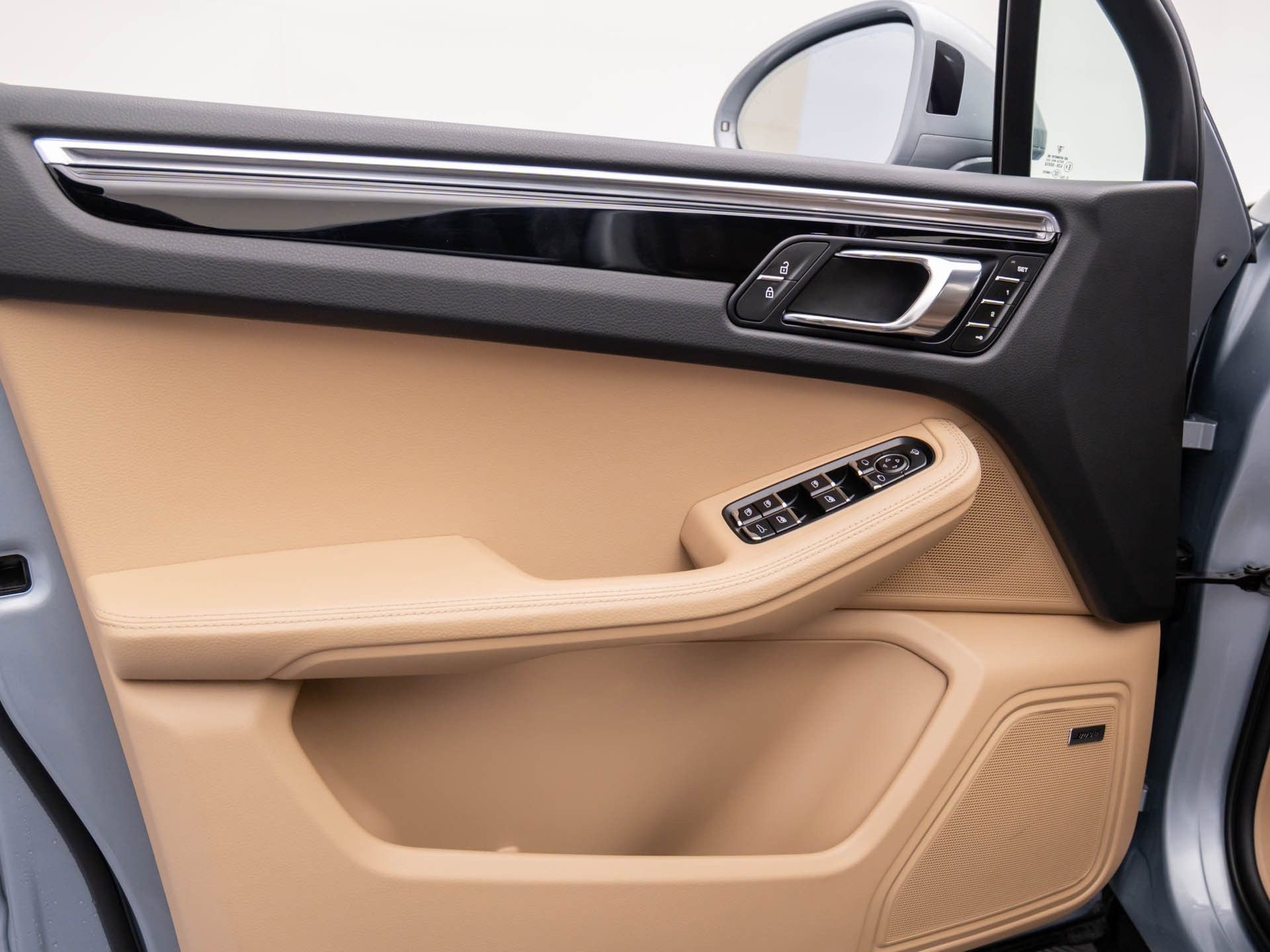 Certified 2025 Porsche Macan image 14