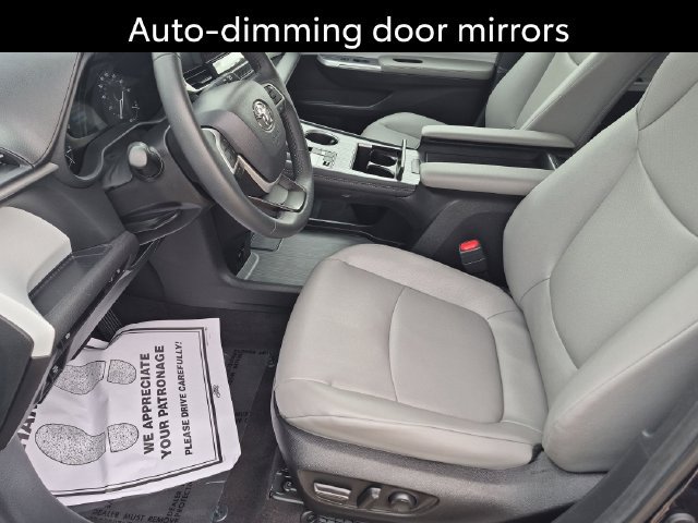 Used 2025 Toyota Sienna XLE FWD image 13