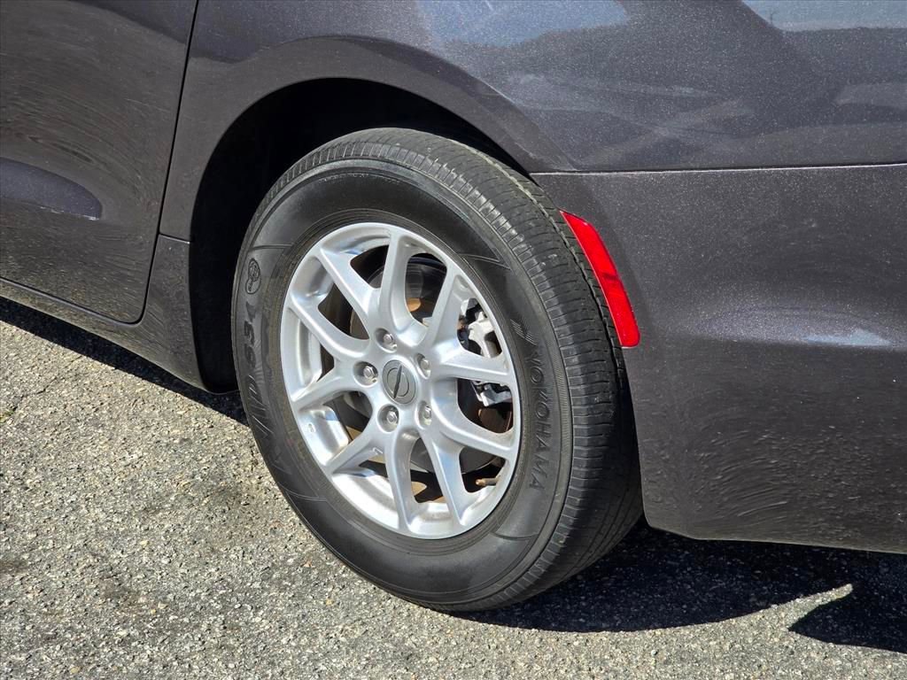 Used 2023 Chrysler Pacifica Touring-L image 17