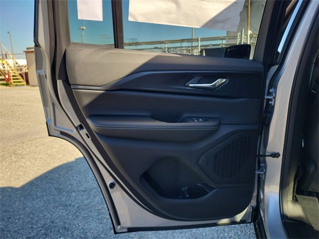 New 2025 Jeep Grand Cherokee Altitude image 11