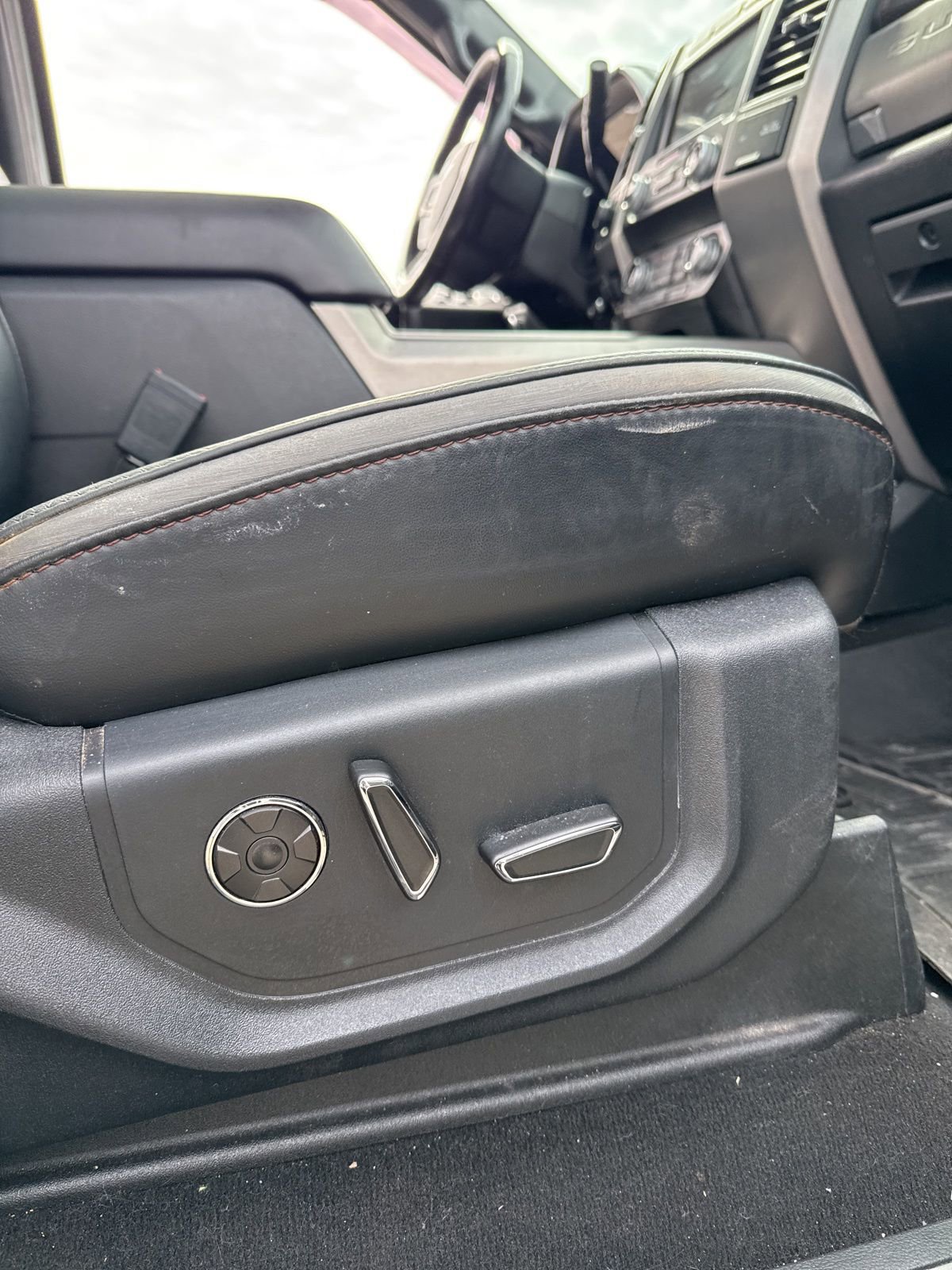 Used 2020 Ford F350 Platinum w/ FX4 Off-Road Package image 29