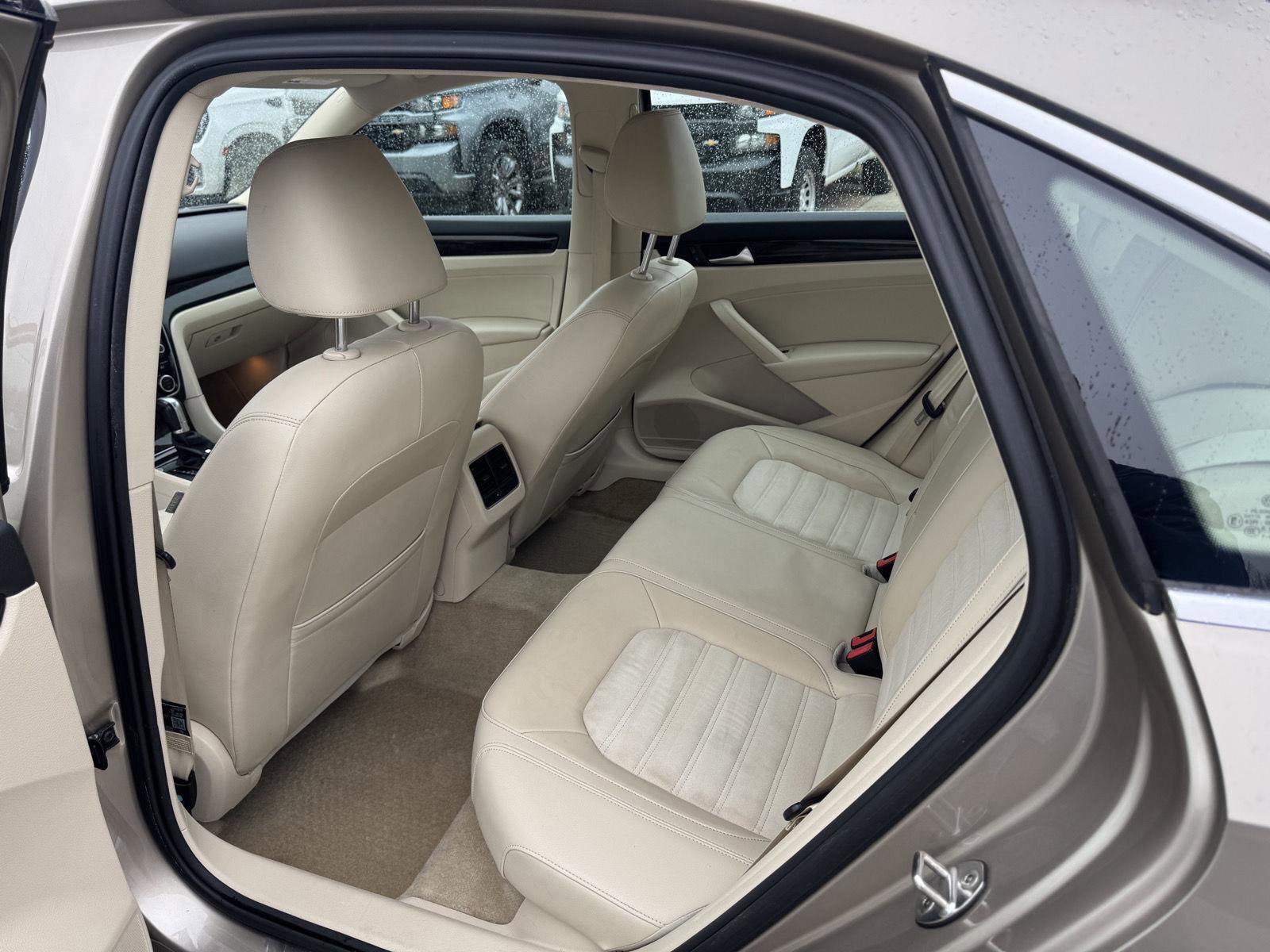 Used 2015 Volkswagen Passat TDI SEL Premium image 4