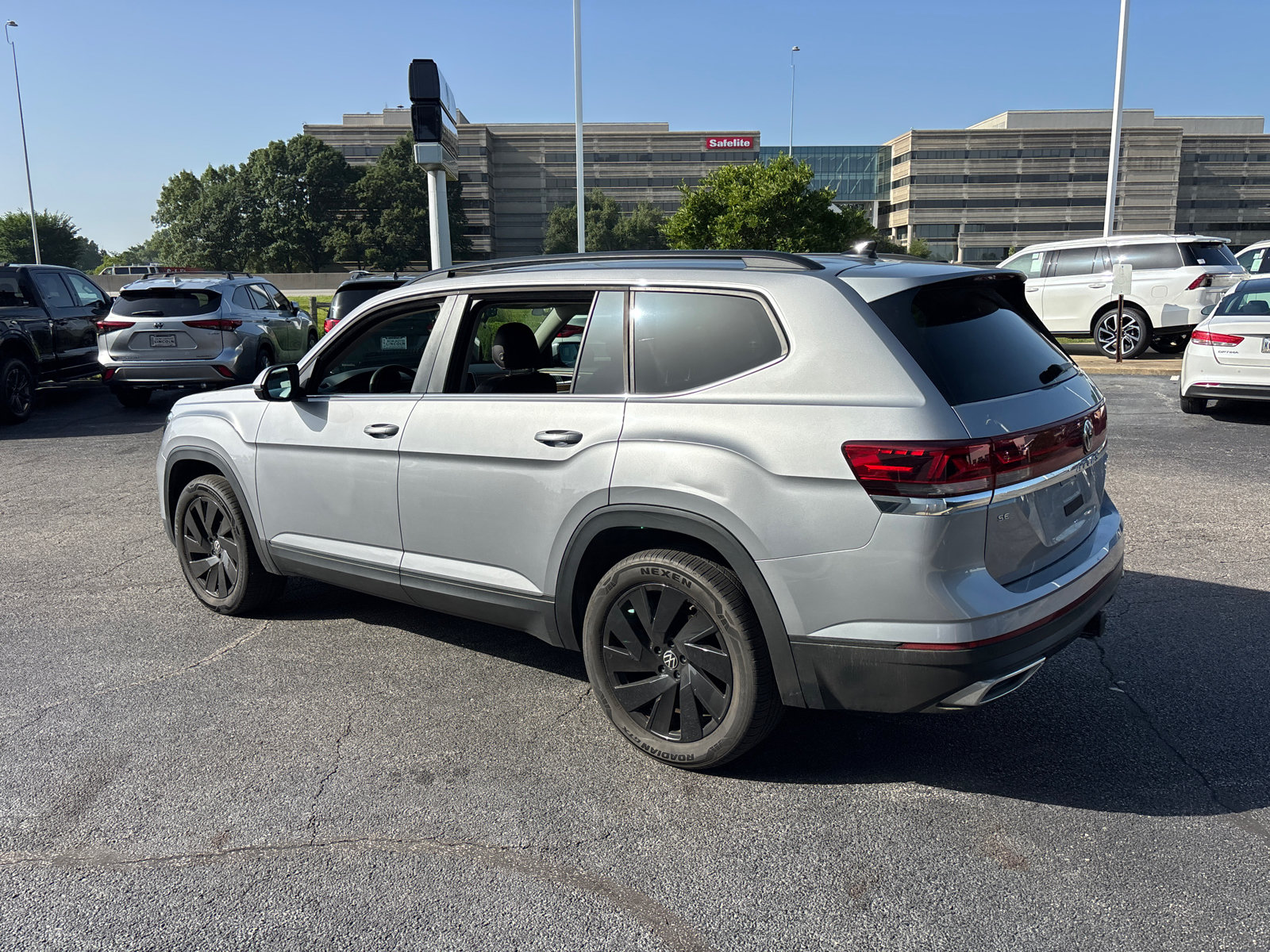 Used 2024 Volkswagen Atlas SE w/ Black Wheel Package AWD/4WD image 5