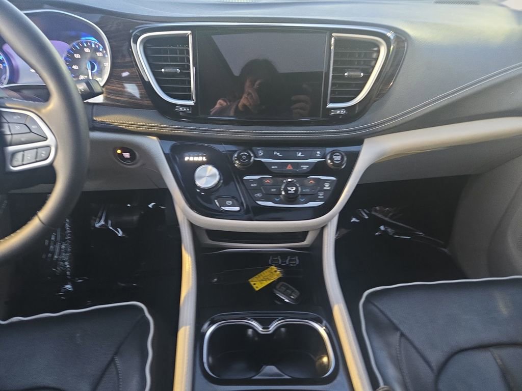 Used 2023 Chrysler Pacifica Limited image 12