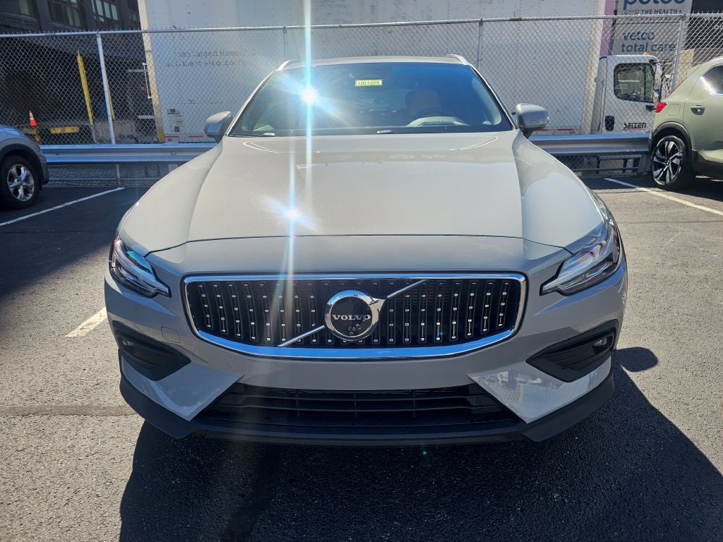 Certified 2025 Volvo V60 B5 Cross Country Ultra AWD/4WD image 31