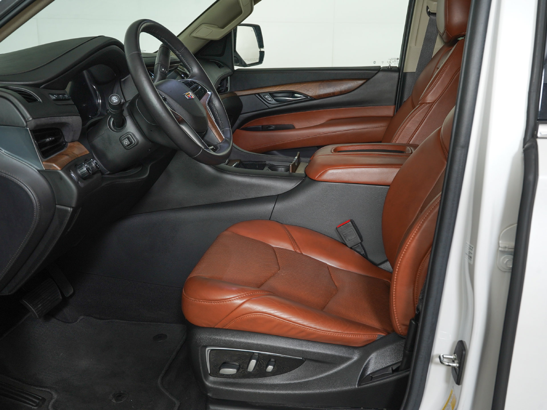 Used 2020 Cadillac Escalade Premium Luxury AWD/4WD image 16