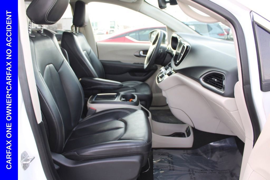 Used 2023 Chrysler Pacifica Touring-L image 18