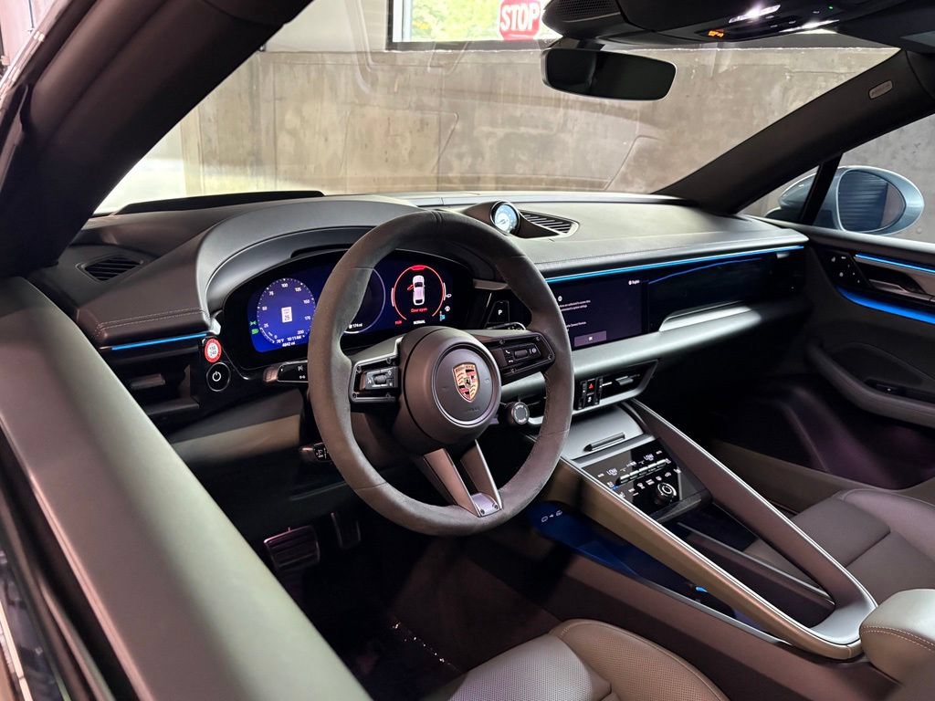 Used 2025 Porsche Macan 4S Electric AWD/4WD image 4