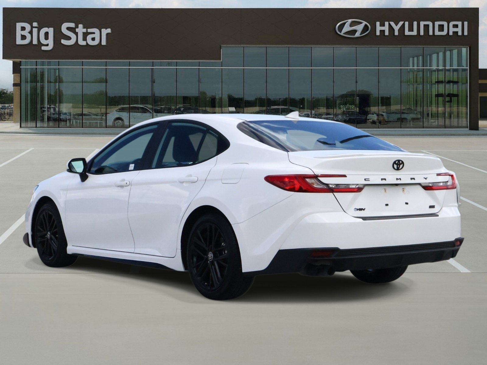 Used 2025 Toyota Camry SE FWD image 3