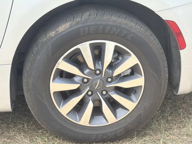 Used 2024 Chrysler Pacifica Limited FWD image 14