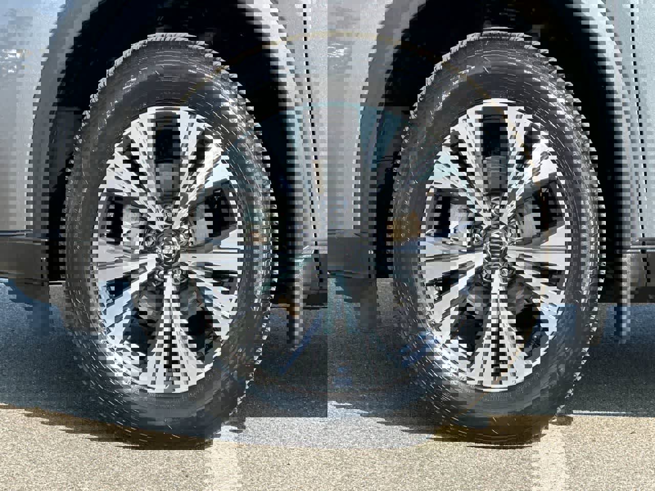 Used 2023 Nissan Rogue SV image 39