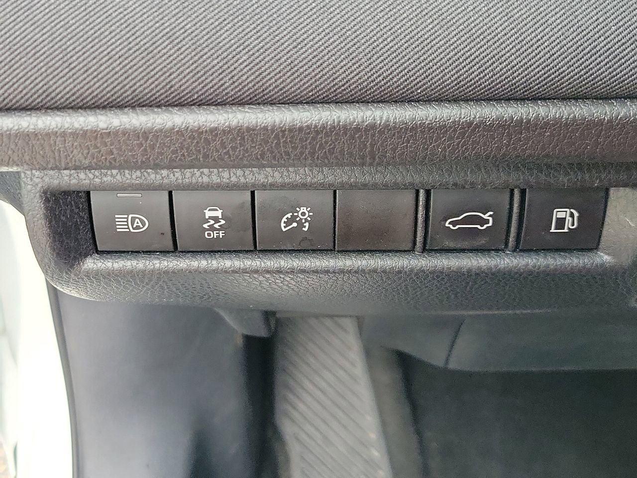 Used 2025 Toyota Camry LE image 32