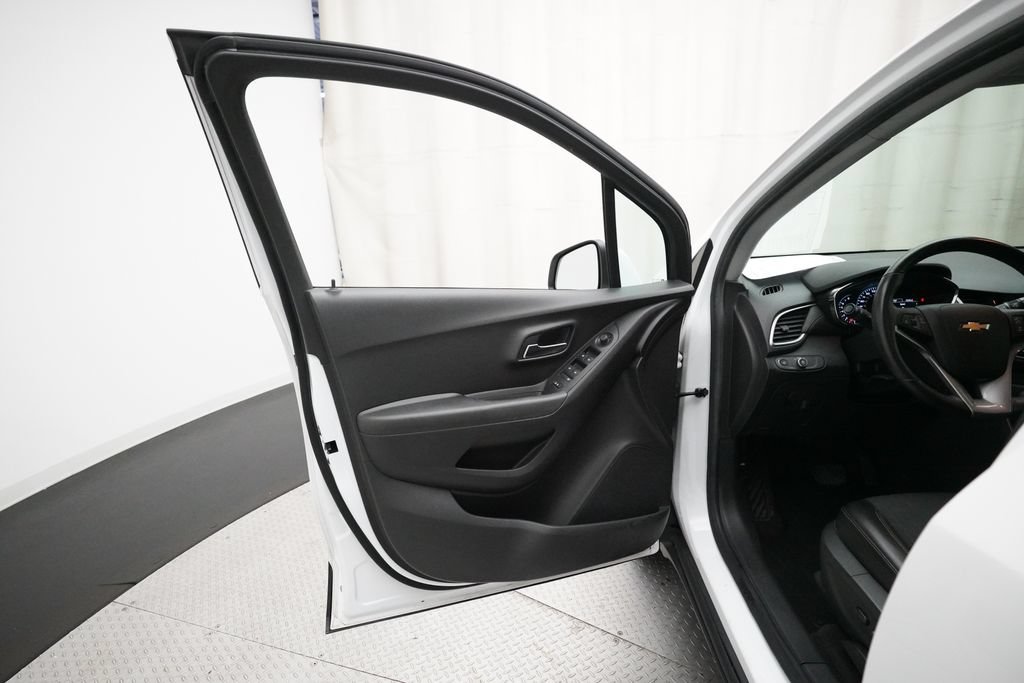 Used 2018 Chevrolet Trax LT w/ LT Convenience Package FWD image 27