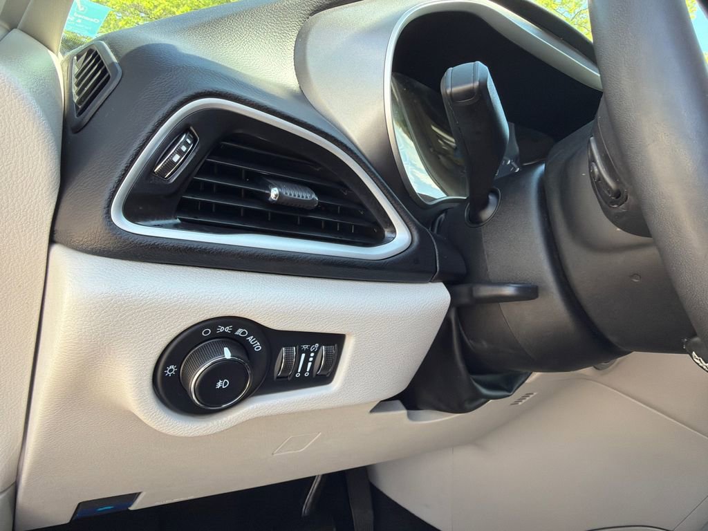 Used 2023 Chrysler Pacifica Touring-L image 33