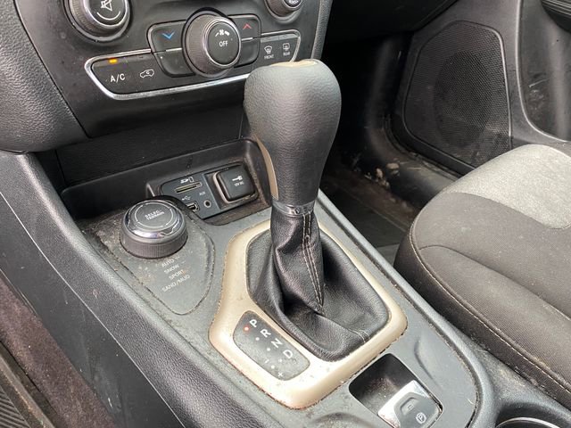 Used 2016 Jeep Cherokee Sport w/ Cold Weather Group image 9