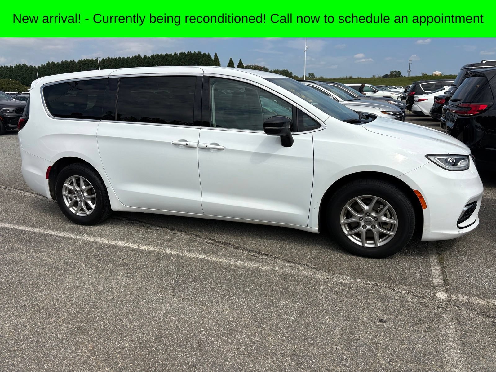 Used 2024 Chrysler Pacifica Touring-L FWD image 2