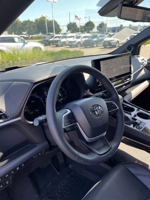 Used 2025 Toyota Sienna Platinum AWD/4WD image 14