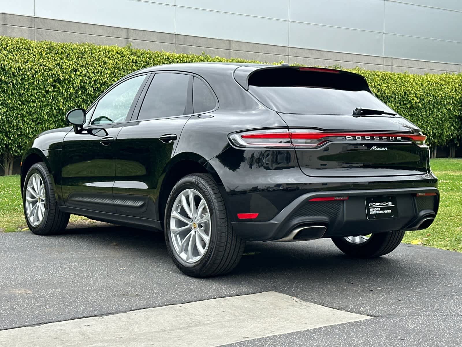 Certified 2025 Porsche Macan AWD/4WD image 3