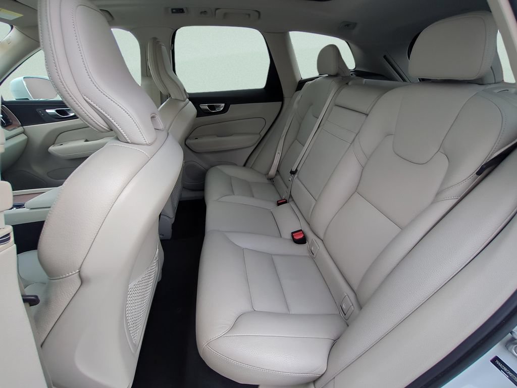 Used 2021 Volvo XC60 T6 Momentum AWD/4WD image 10