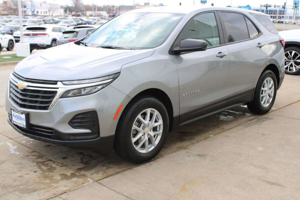 Used 2024 Chevrolet Equinox LS w/ LS Convenience Package FWD image 3