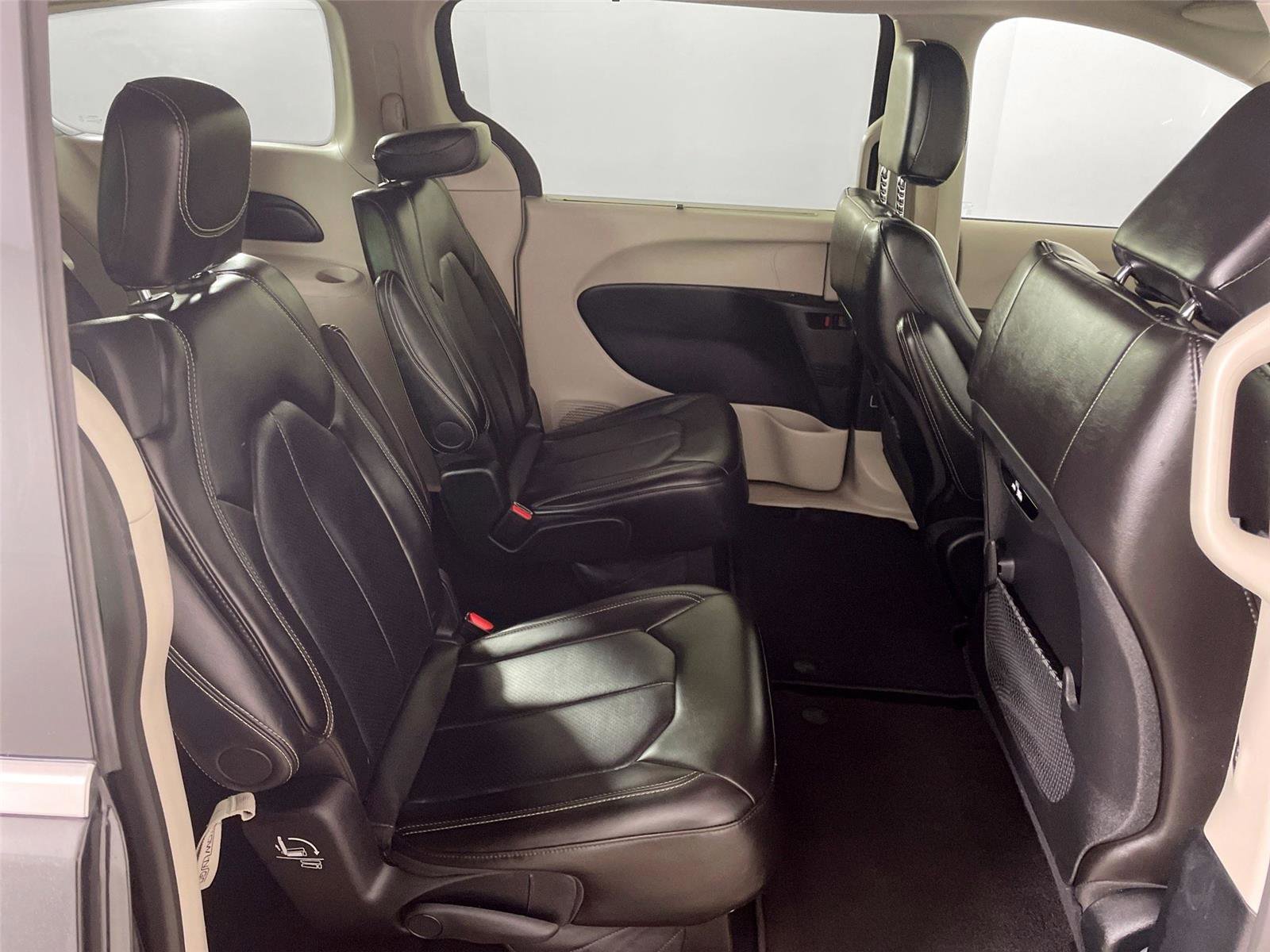 Used 2024 Chrysler Pacifica Touring-L image 27