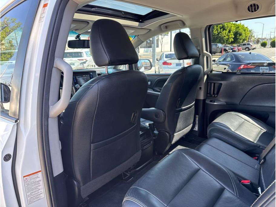 Used 2015 Toyota Sienna SE w/ SE Preferred Package FWD image 18