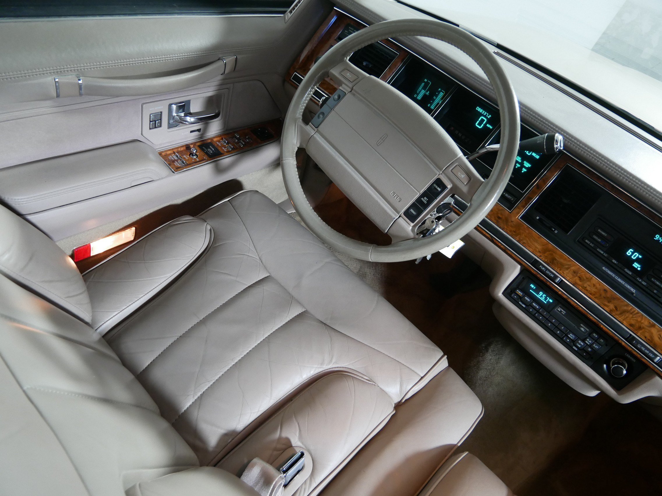 Used 1993 Lincoln Town Car Signature RWD image 9