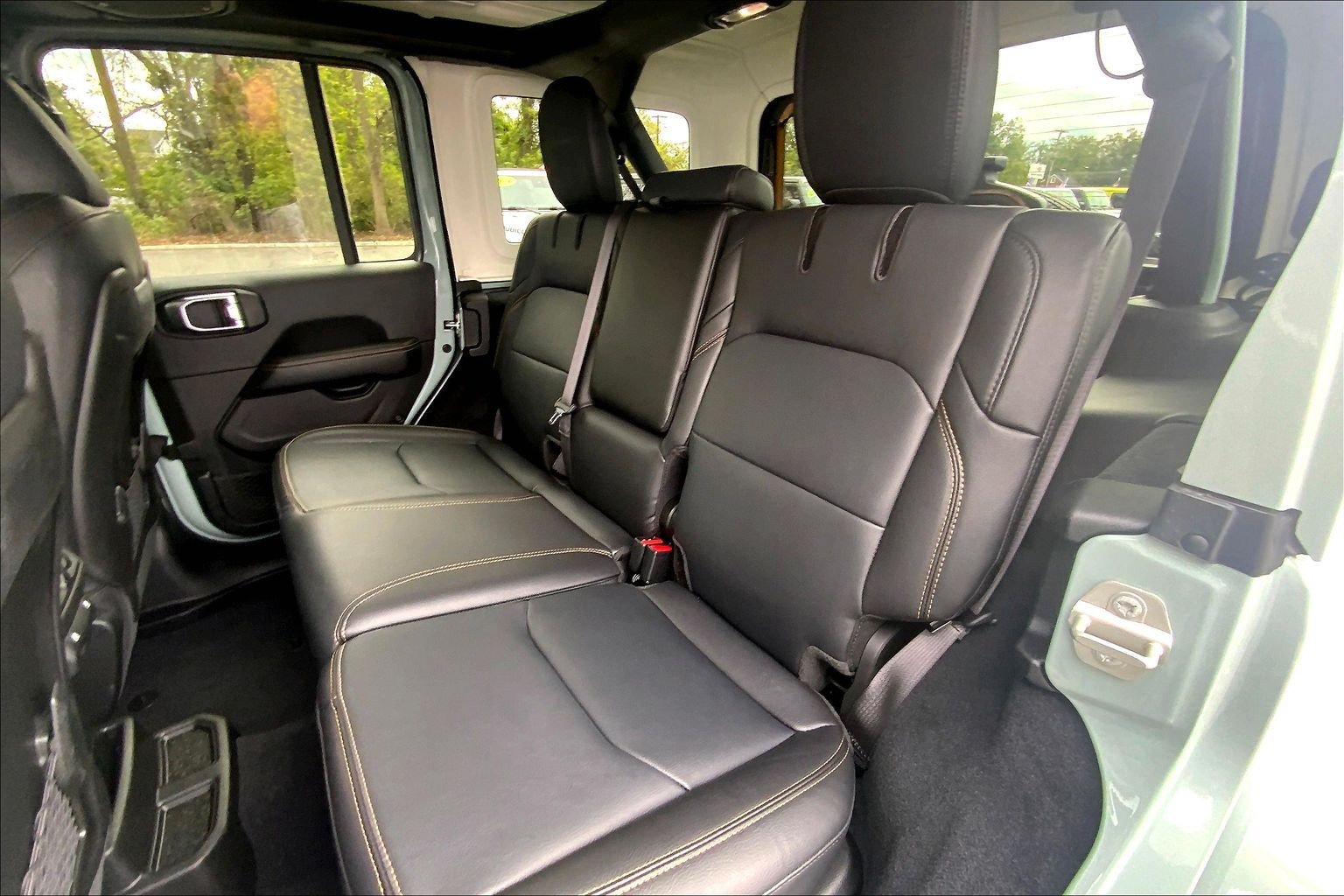 Certified 2024 Jeep Wrangler Unlimited Sahara w/ Technology Group AWD/4WD image 20