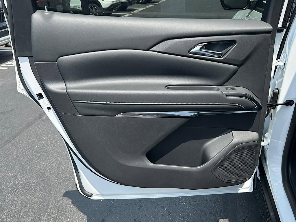 New 2025 Chevrolet Traverse LT w/ Driver Confidence Package image 23