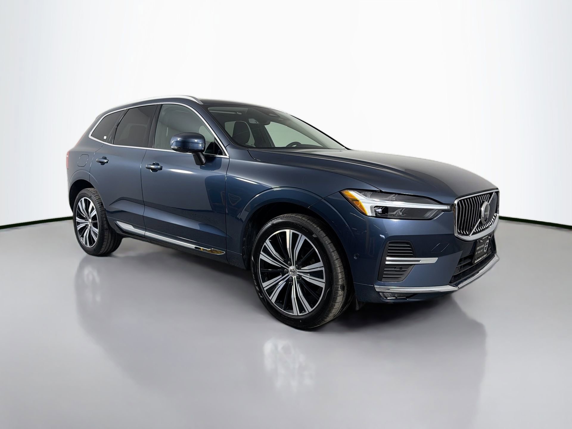 Certified 2023 Volvo XC60 B5 Plus AWD/4WD image 3