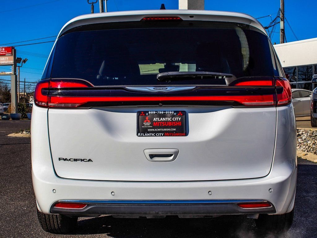 Used 2024 Chrysler Pacifica Touring-L image 5