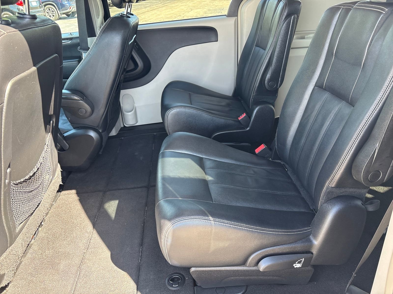 Used 2016 Chrysler Town & Country Touring FWD image 25