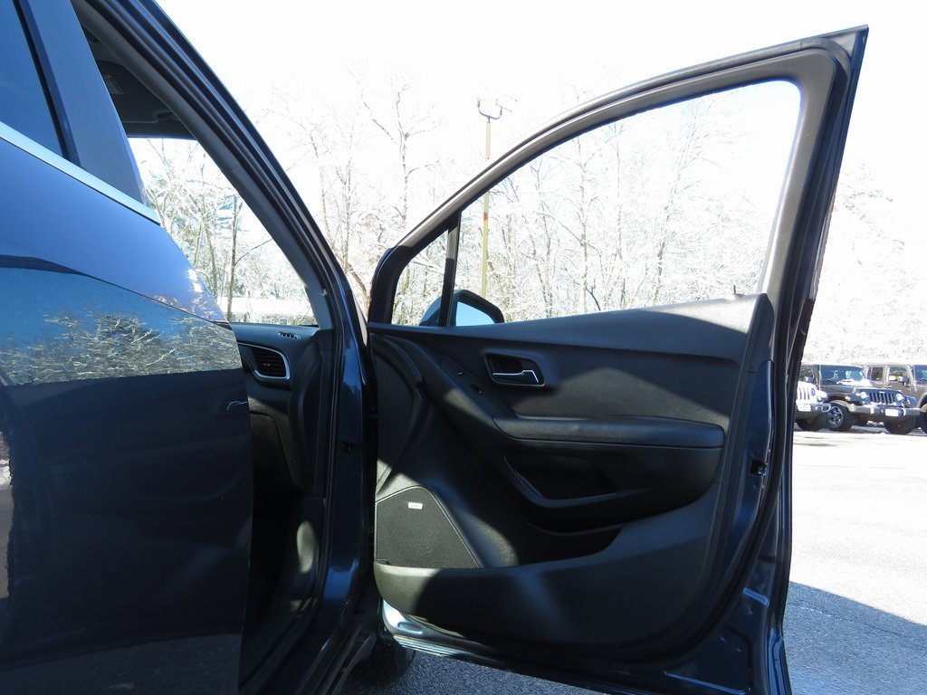 Used 2018 Chevrolet Trax LT w/ Sun & Sound Package image 12