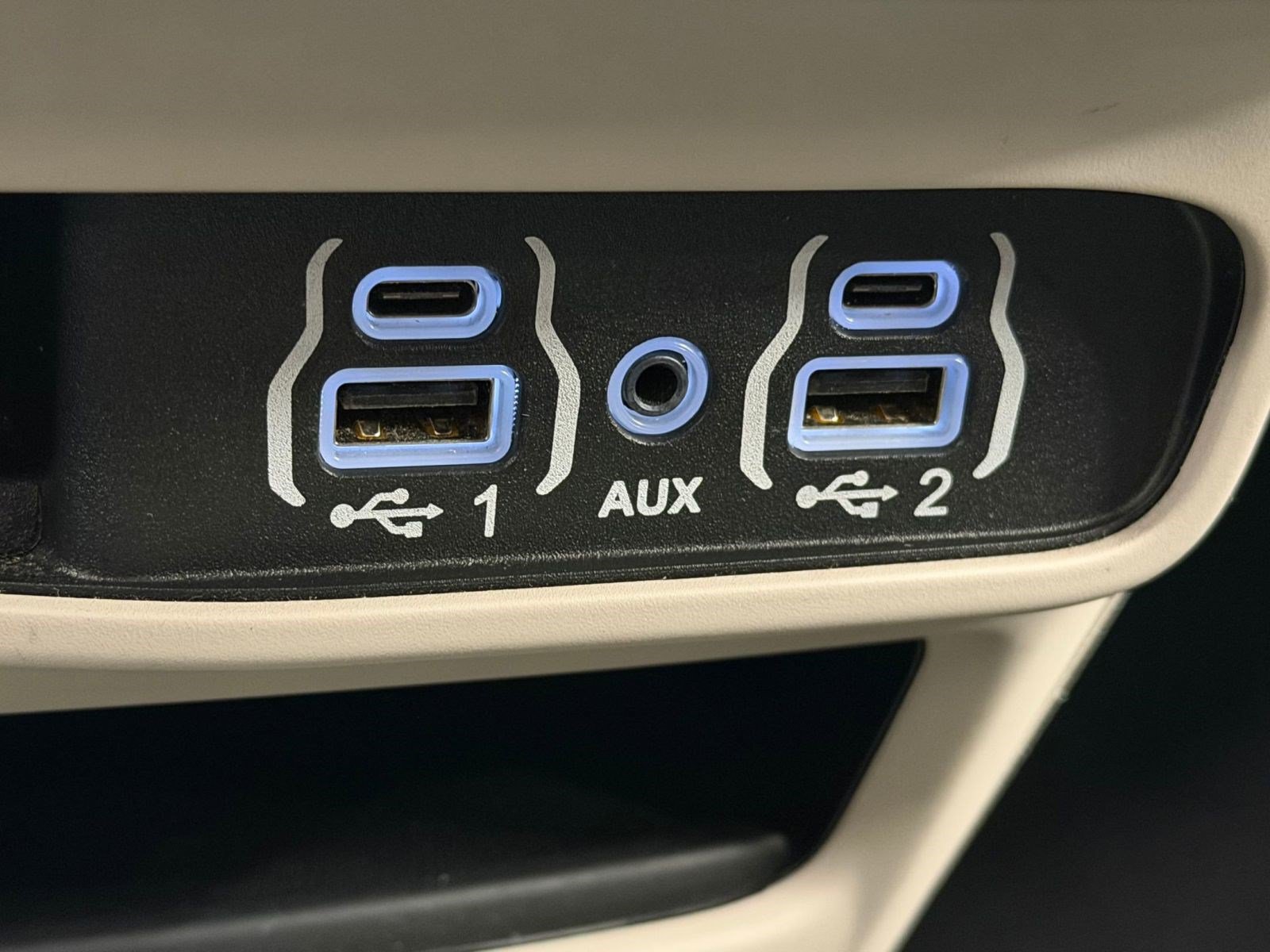 Used 2022 Chrysler Voyager LX FWD image 26