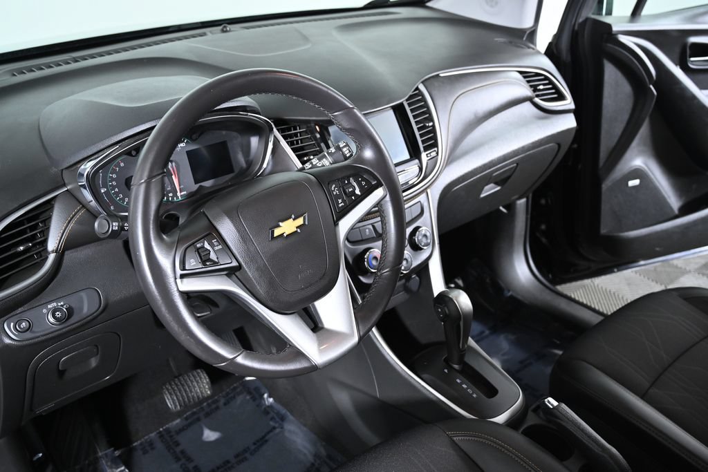 Used 2020 Chevrolet Trax LT w/ Sun & Sound Package AWD/4WD image 11