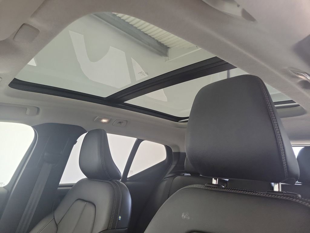 Used 2025 Volvo XC40 B5 Core image 19