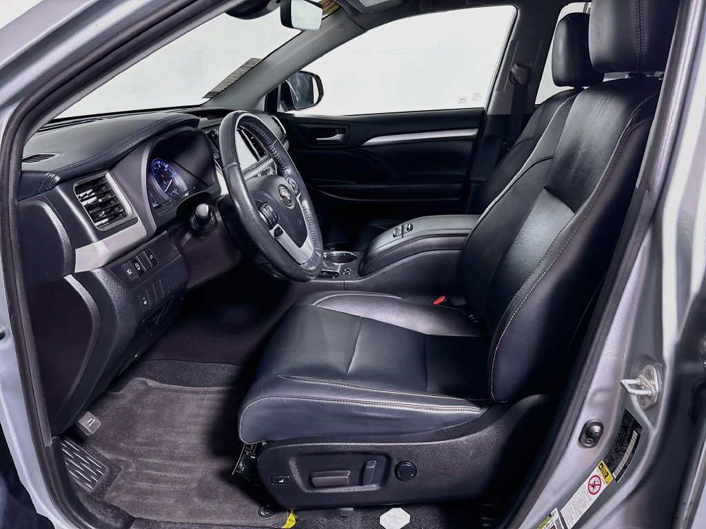 Used 2019 Toyota Highlander XLE AWD/4WD image 12