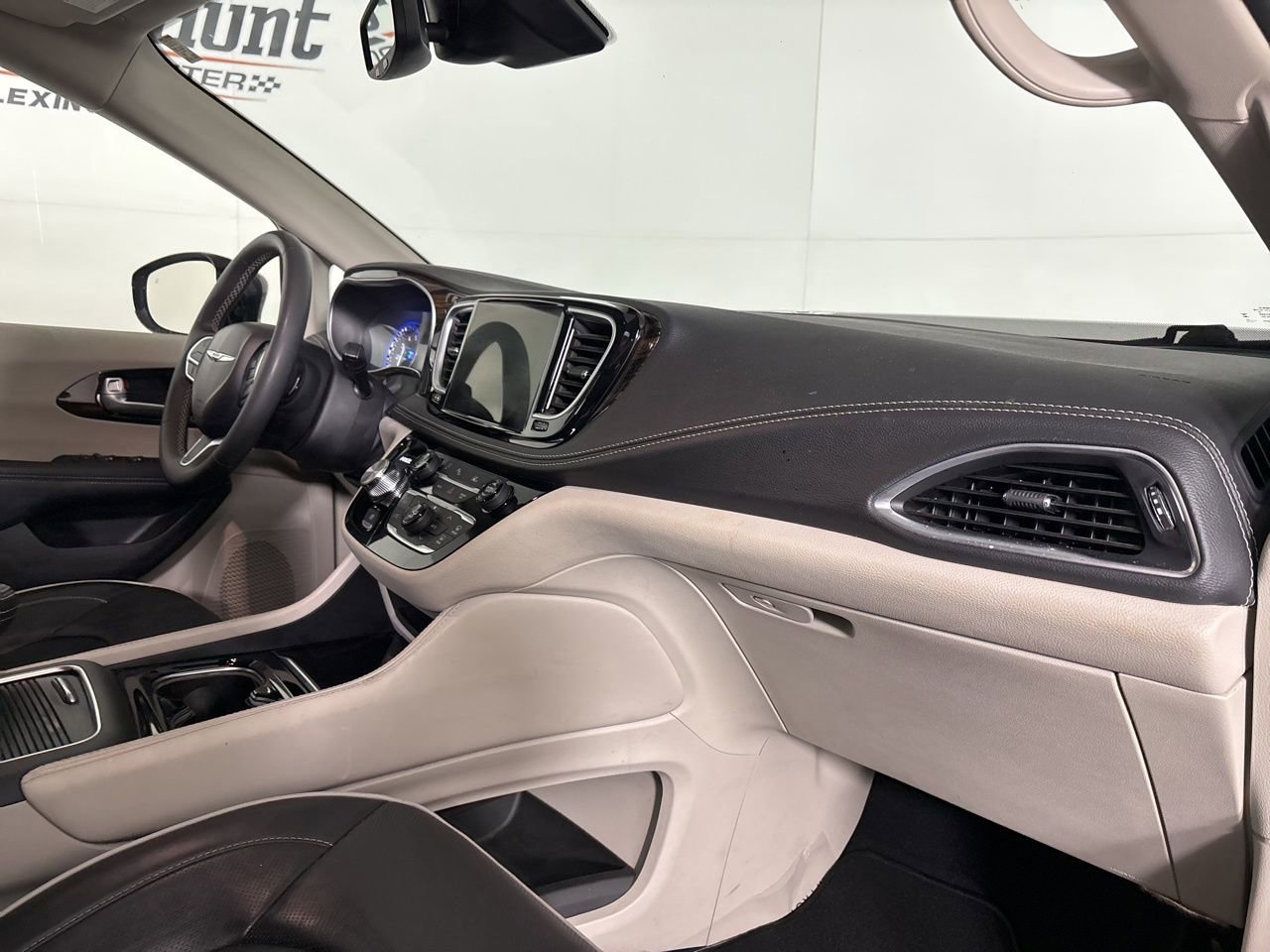 Used 2024 Chrysler Pacifica Limited image 30