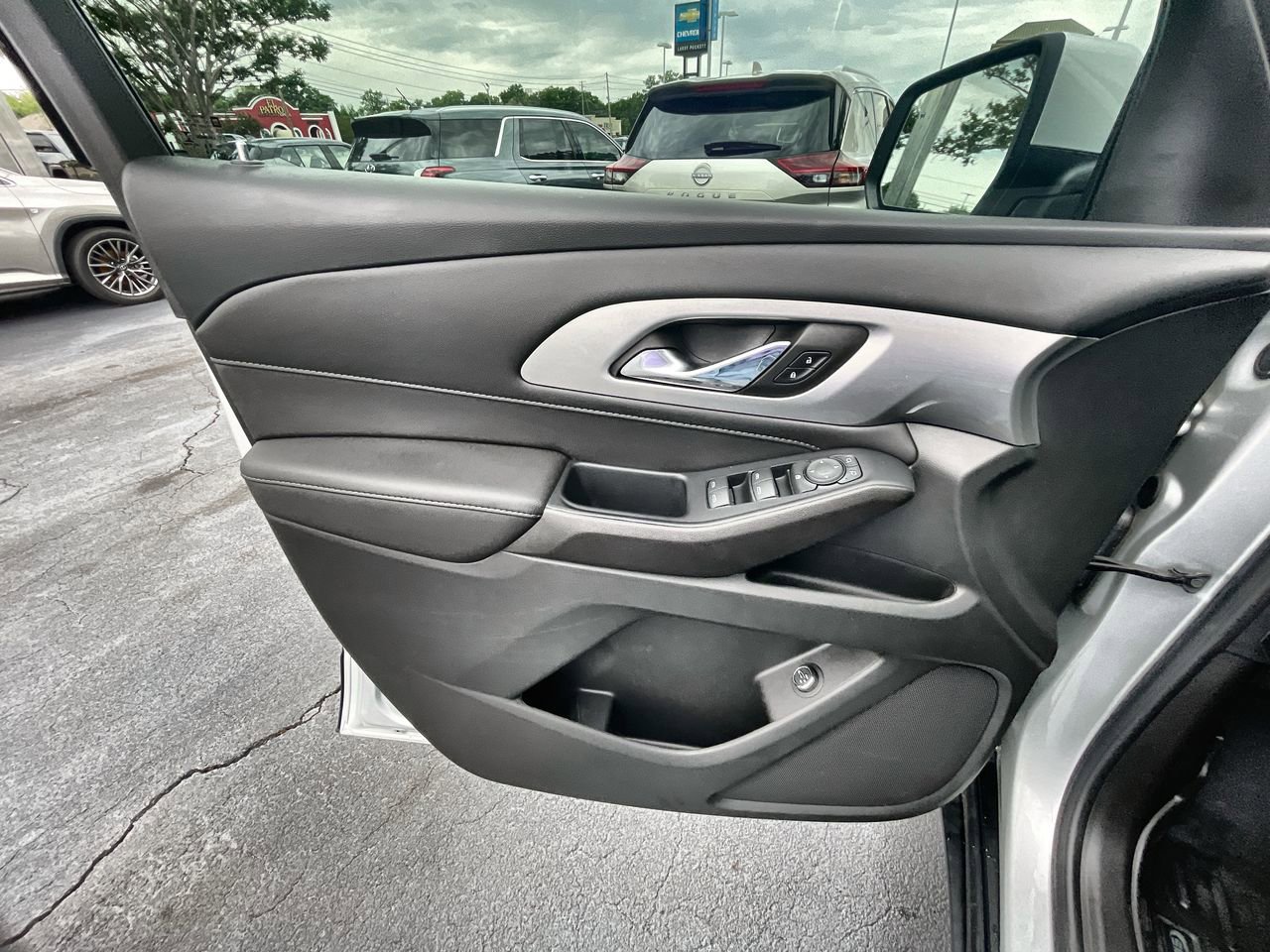 Used 2022 Chevrolet Traverse LT FWD image 22