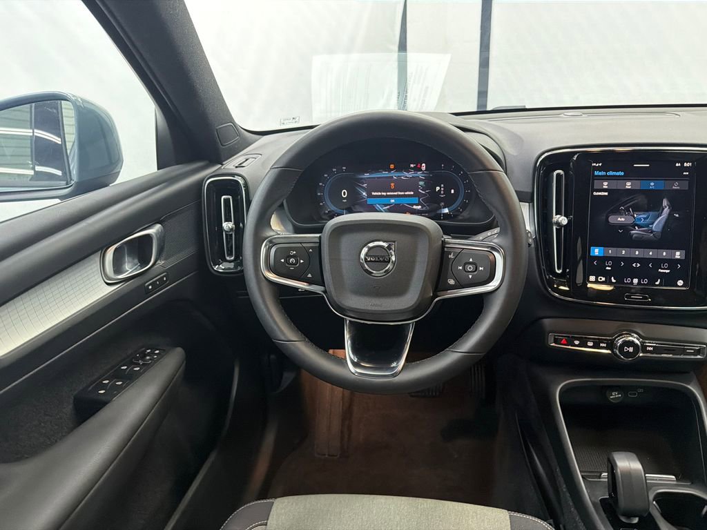 Used 2023 Volvo XC40 B5 Core image 24