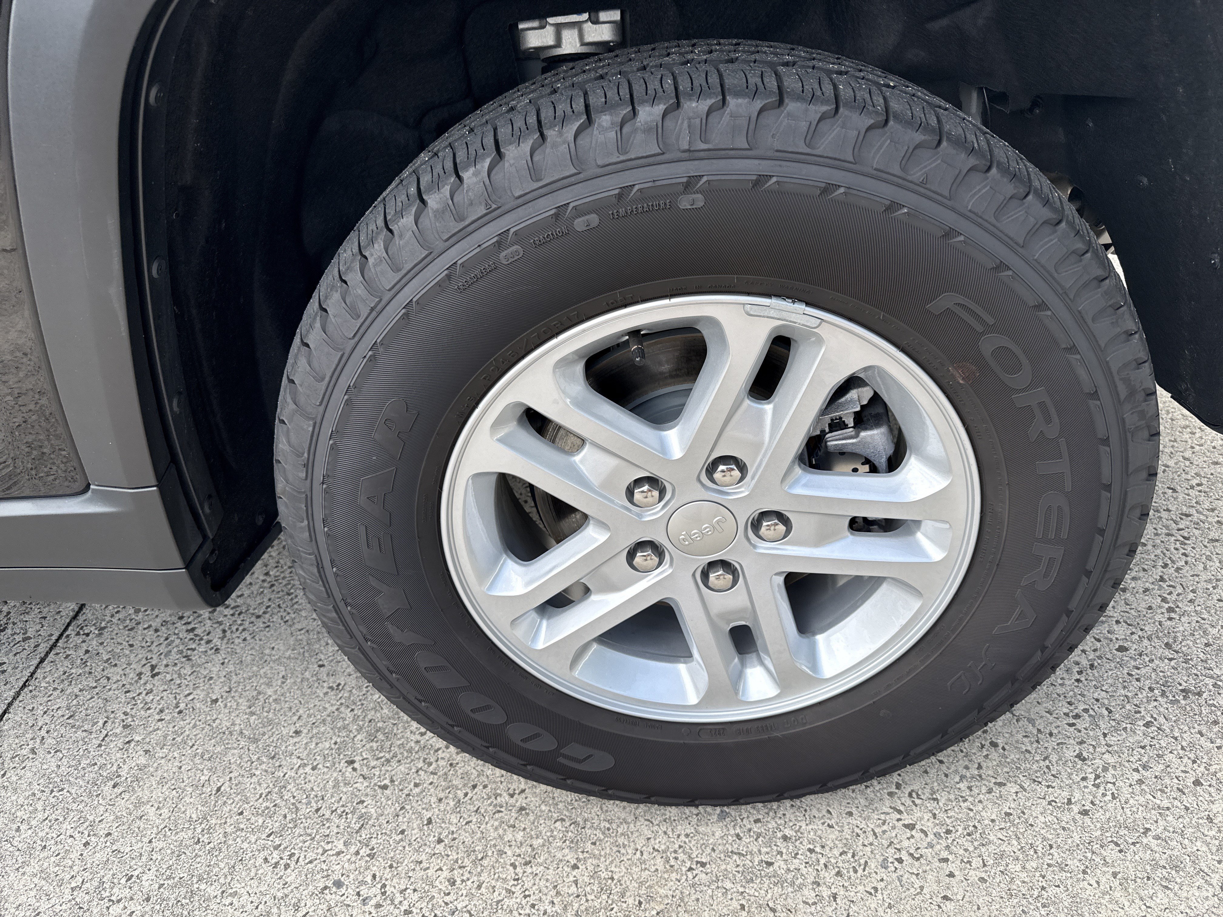 Used 2025 Jeep Grand Cherokee Laredo RWD image 19