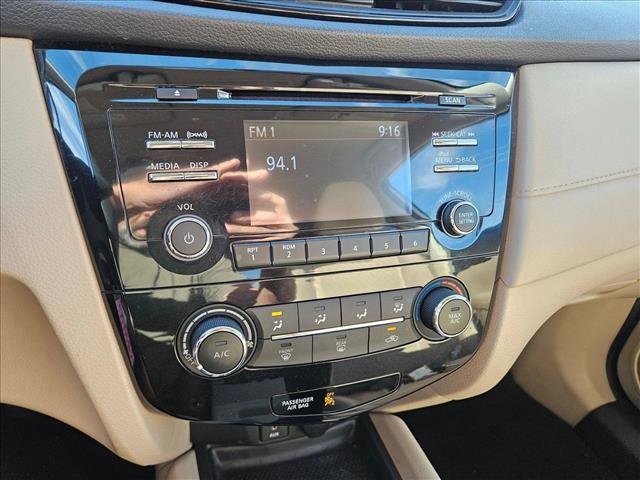 Used 2017 Nissan Rogue S w/ Appearance Package FWD image 18