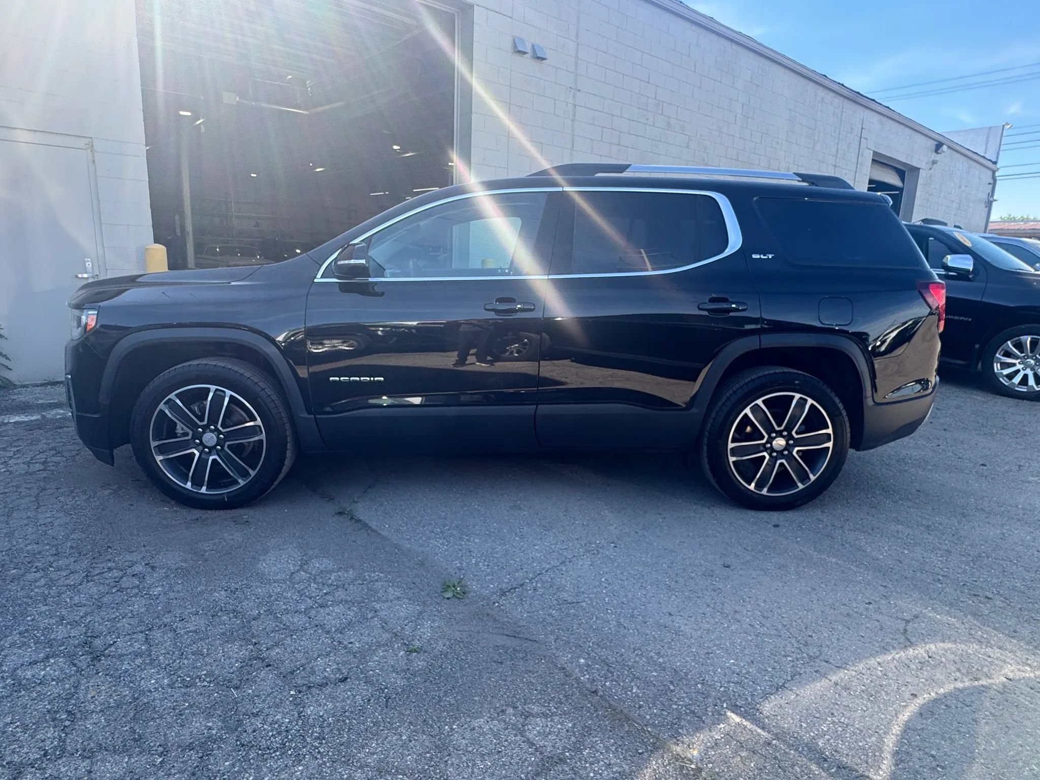 Used 2023 GMC Acadia SLT w/ Preferred Package AWD/4WD image 5