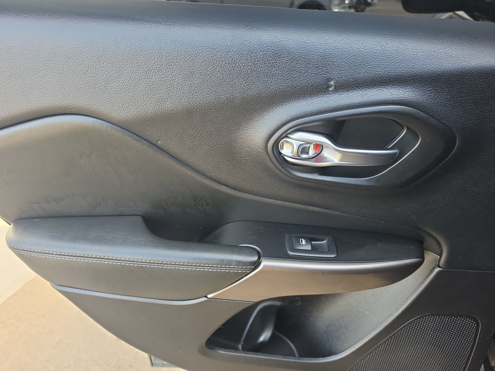 Used 2019 Jeep Cherokee Latitude w/ Cold Weather Group AWD/4WD image 19
