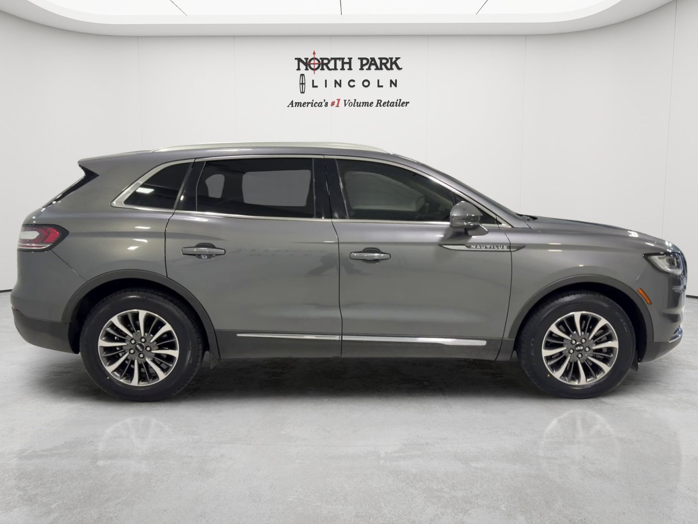 Used 2023 Lincoln Nautilus FWD w/ Premium Package image 6